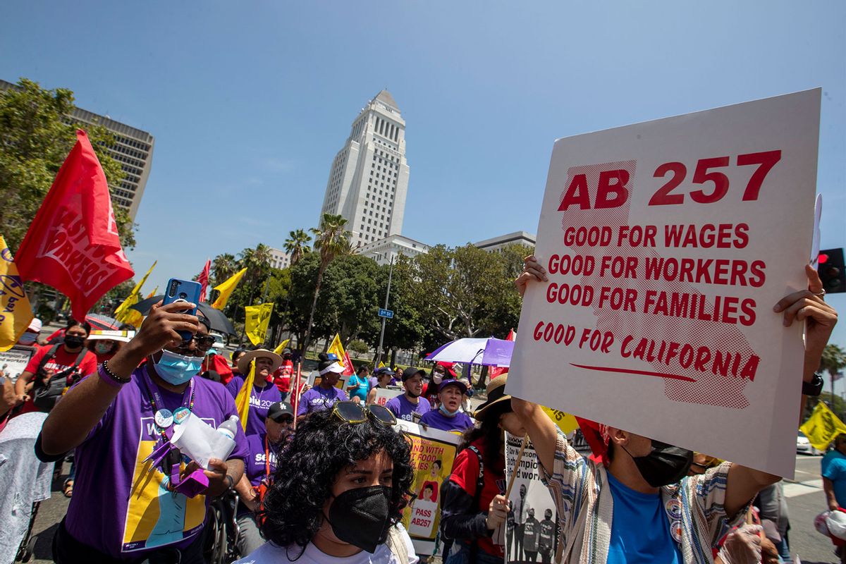 La ley de salario mínimo de $20 de California ha dividido a trabajadores, franquiciados y políticos