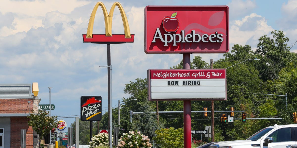Los propietarios de franquicias de comida rápida en California temen perder clientes frente a Chili's y Applebee's