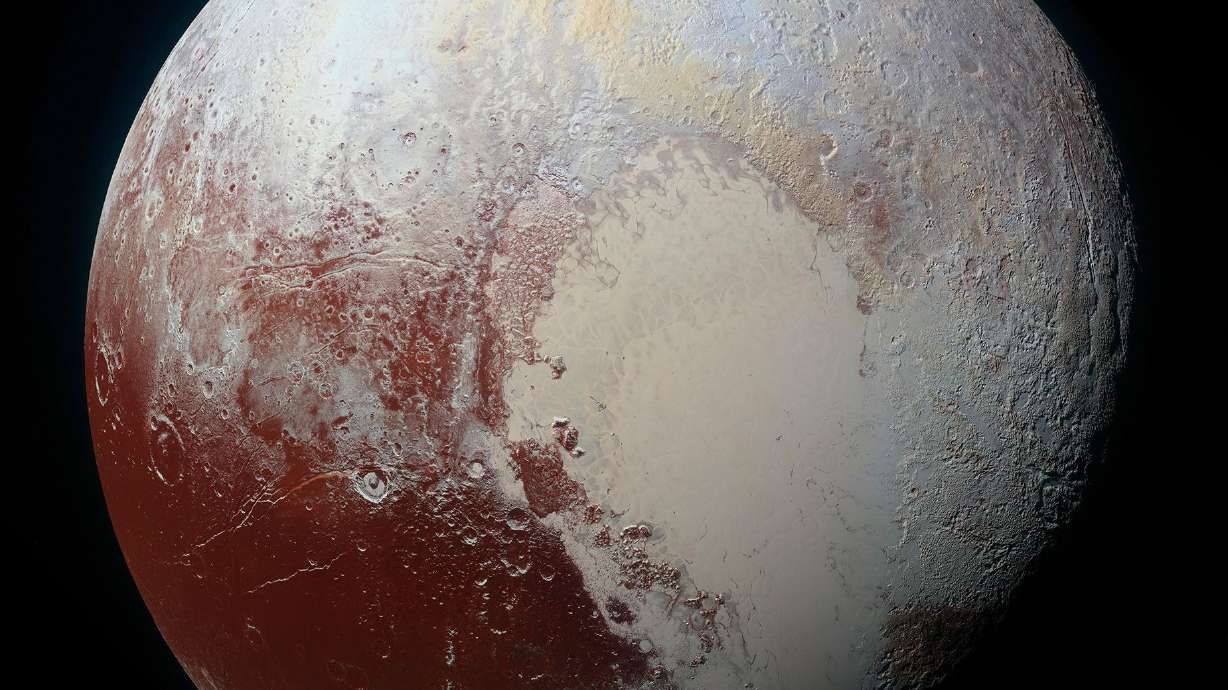 Plutón dio un "giro" tras chocar con un cuerpo planetario