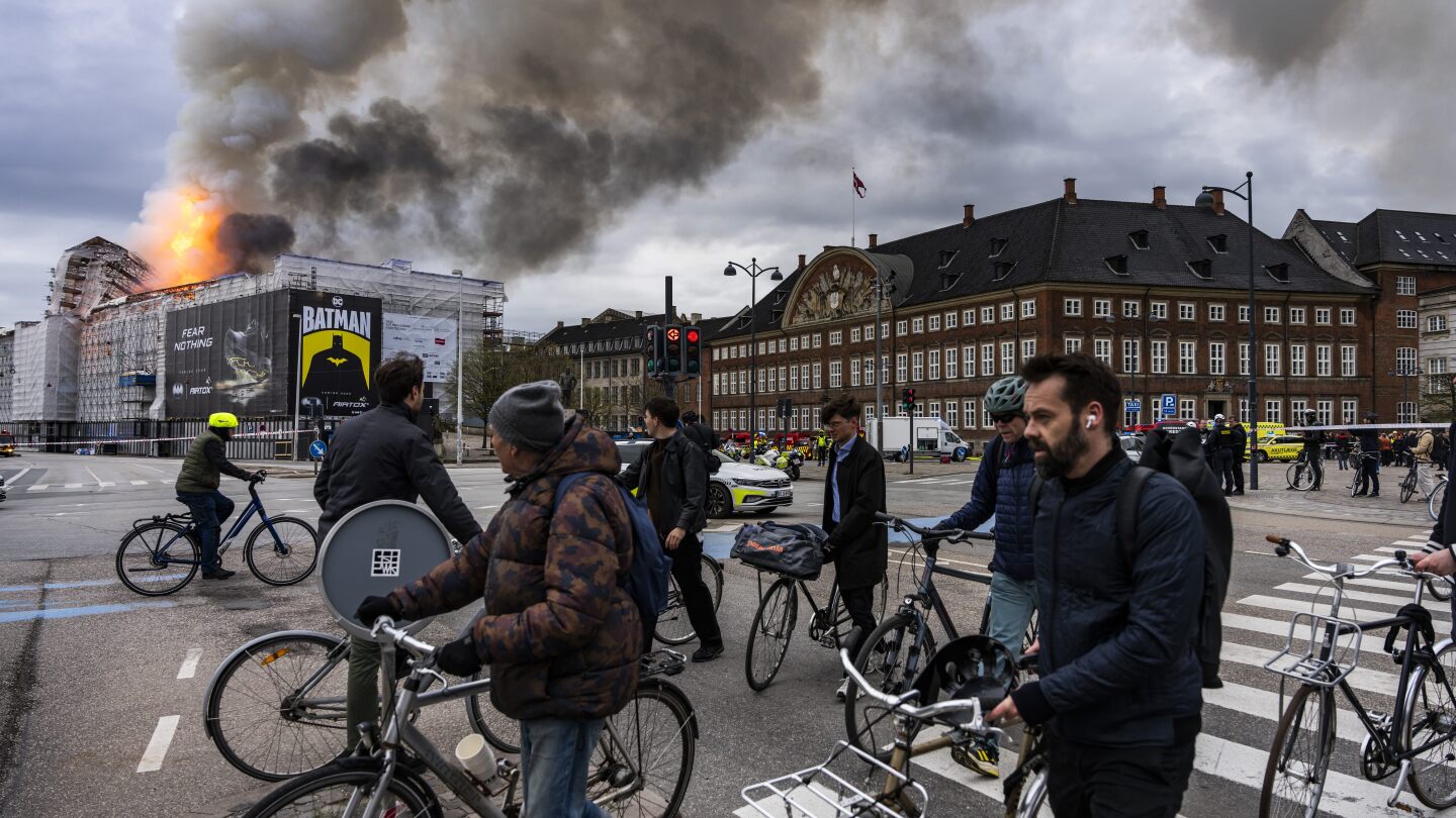 Un incendio destruyó la antigua Bolsa de Copenhague y provocó el derrumbe de su torre