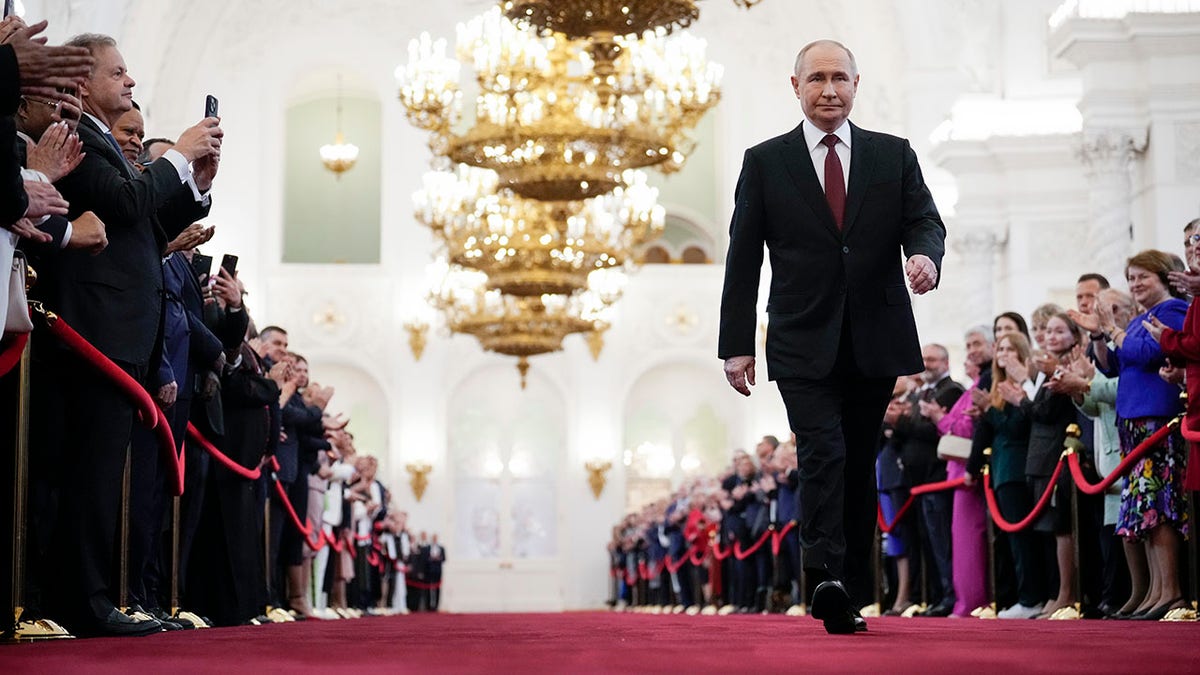 Putin camina antes de la ceremonia de inauguración en Moscú, Rusia
